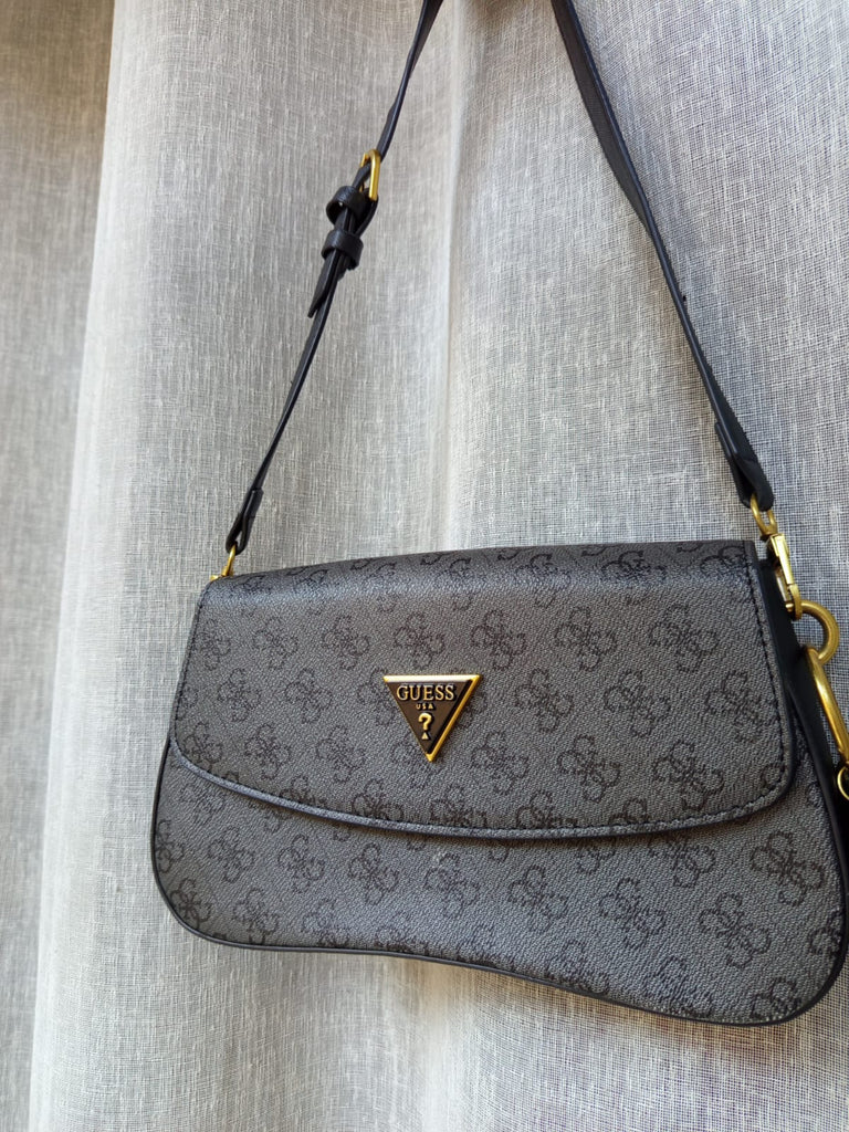 Scopri Il Miglior Modo per Indossare la Tua Borsa Guess