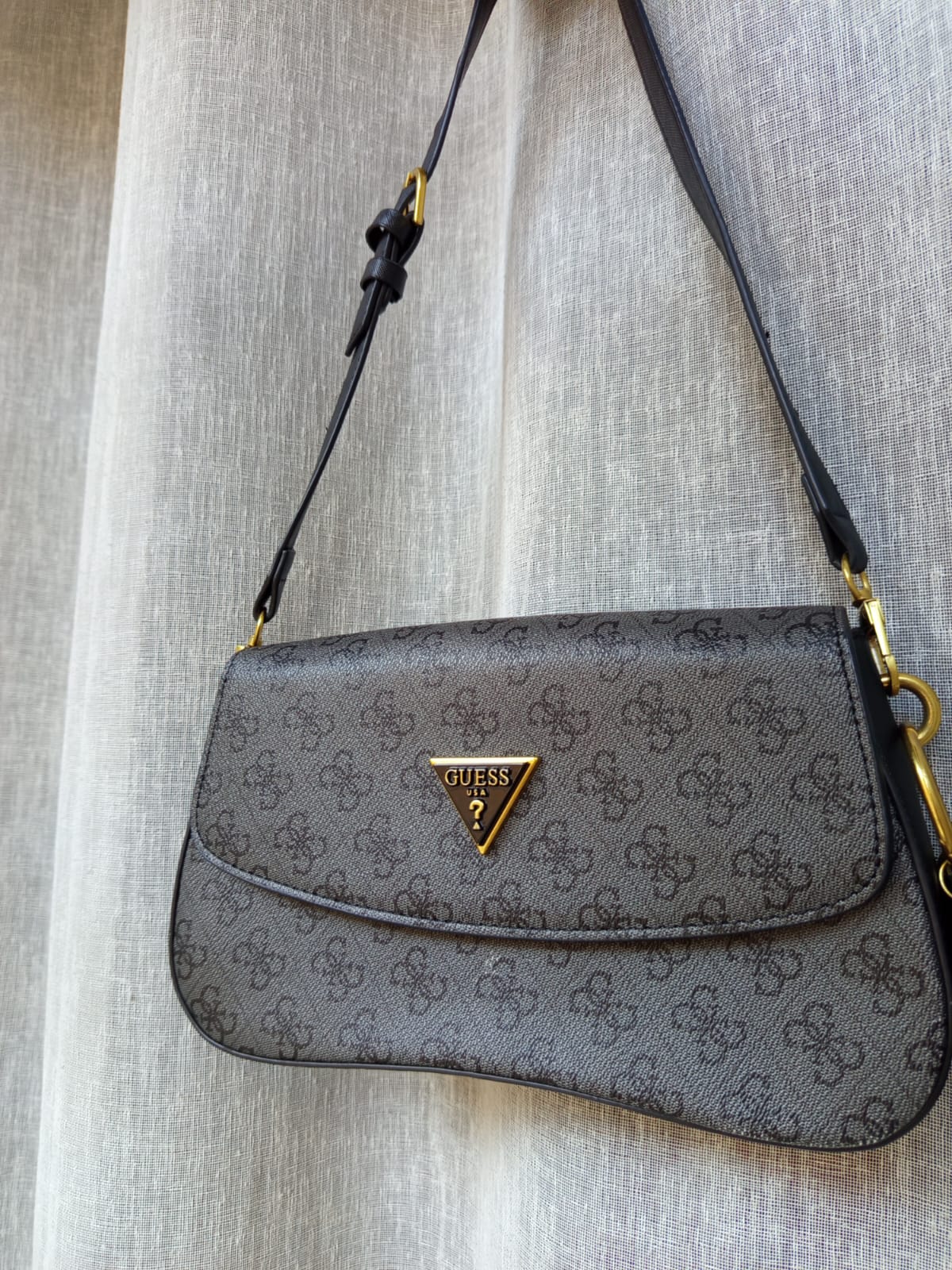 Scopri Il Miglior Modo per Indossare la Tua Borsa Guess