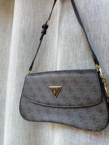 Scopri Il Miglior Modo per Indossare la Tua Borsa Guess